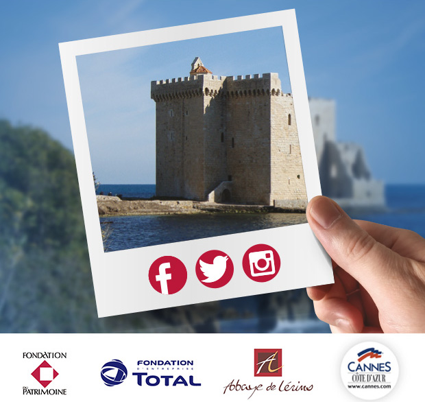 Photographie du monastère fortifié de Lérins tenue à la main devant la mer, campagne #JaimeLérins soutenue par la Fondation du patrimoine, la Fondation Total et la ville de Cannes