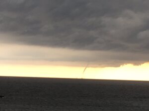 Trombe marine descendant d'un ciel d'orage au-dessus de la mer au coucher du soleil, au large de l'île Saint-Honorat