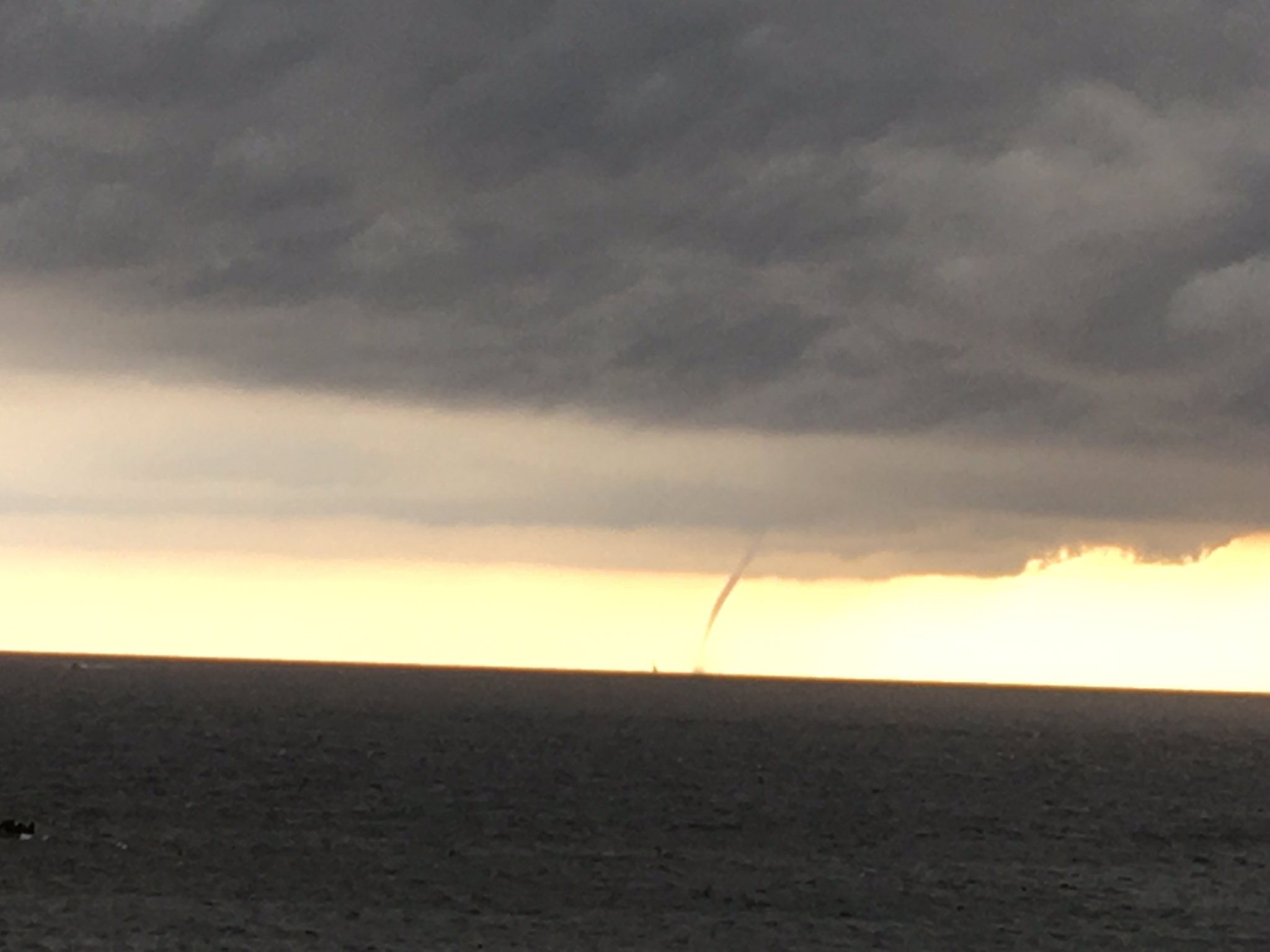 Trombe marine descendant d'un ciel d'orage au-dessus de la mer au coucher du soleil, au large de l'île Saint-Honorat