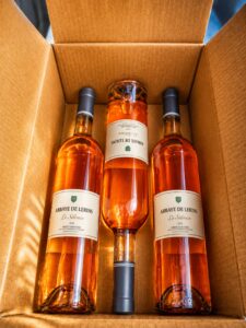 Trois bouteilles de rosé Le Silence de l'Abbaye de Lérins rangées dans un carton d'expédition